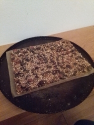 Směs namačkáme plech a krájíme až po vychladnutí.
