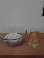 Obsah sklenice smícháme se 2 (až 3) bílky.